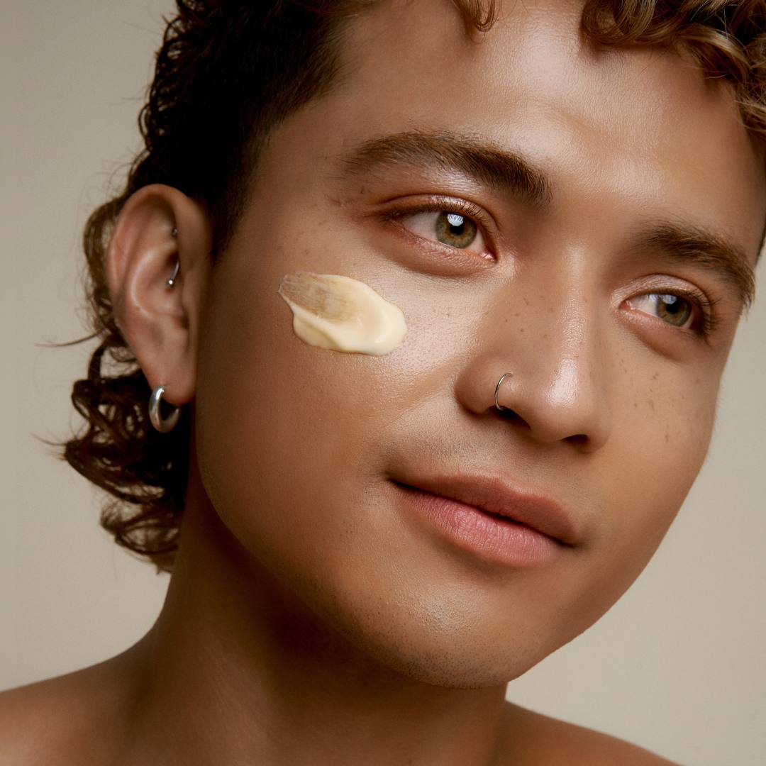 WILD GRACE SOLAR GLOW Regenerating and hydrating face cream. Hydrating ceramides and hyaluronic acid creams, with anti-aging holy basil extract. For all skin types.