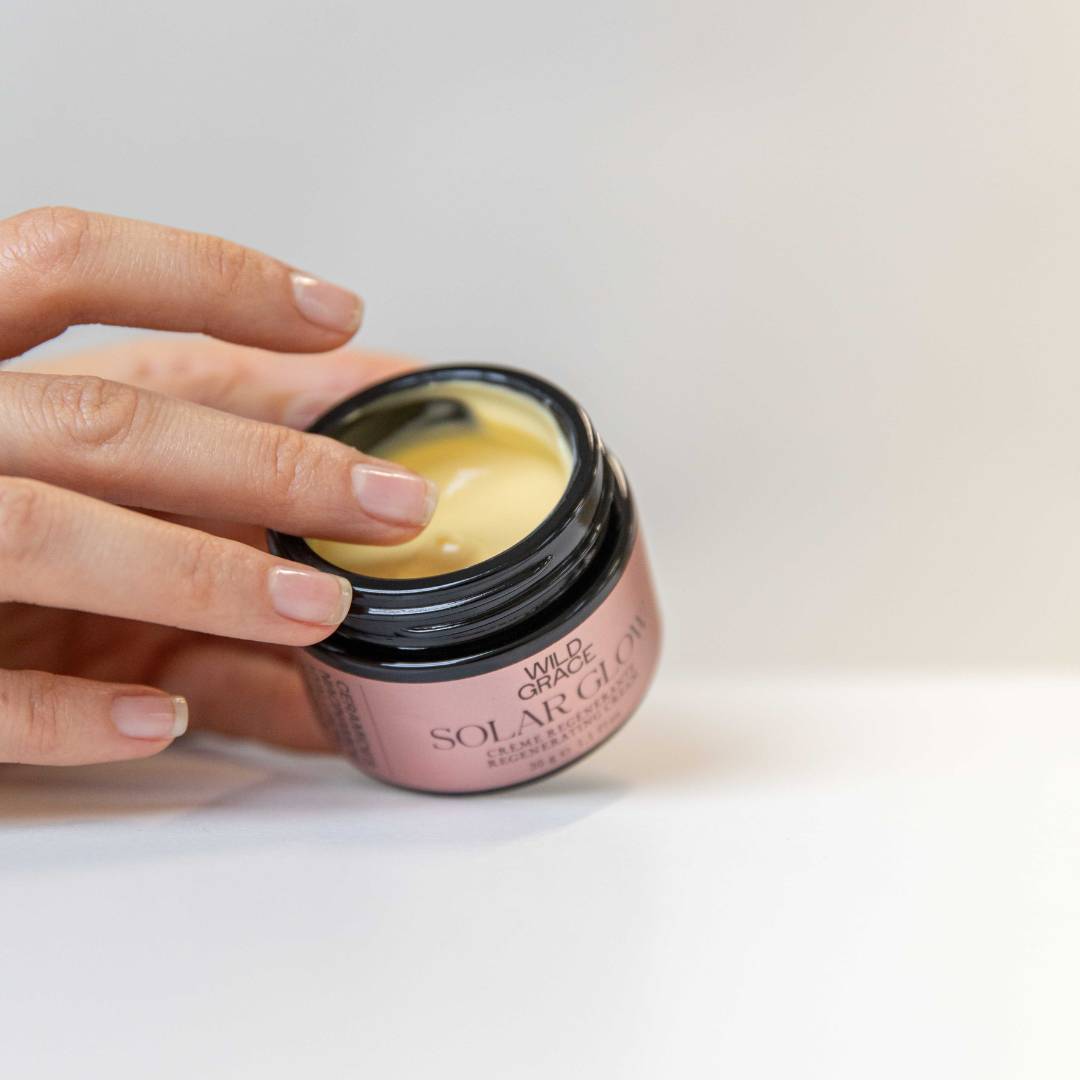 WILD GRACE SOLAR GLOW Regenerating and hydrating face cream. Hydrating ceramides and hyaluronic acid creams, with anti-aging holy basil extract. For all skin types.