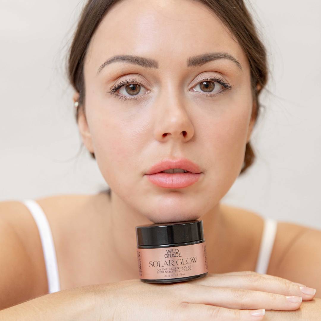 WILD GRACE SOLAR GLOW Regenerating and hydrating face cream. Hydrating ceramides and hyaluronic acid creams, with anti-aging holy basil extract. For all skin types.