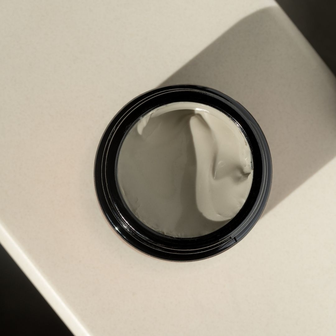 black jar with MINÉRA wild grace collagen mask