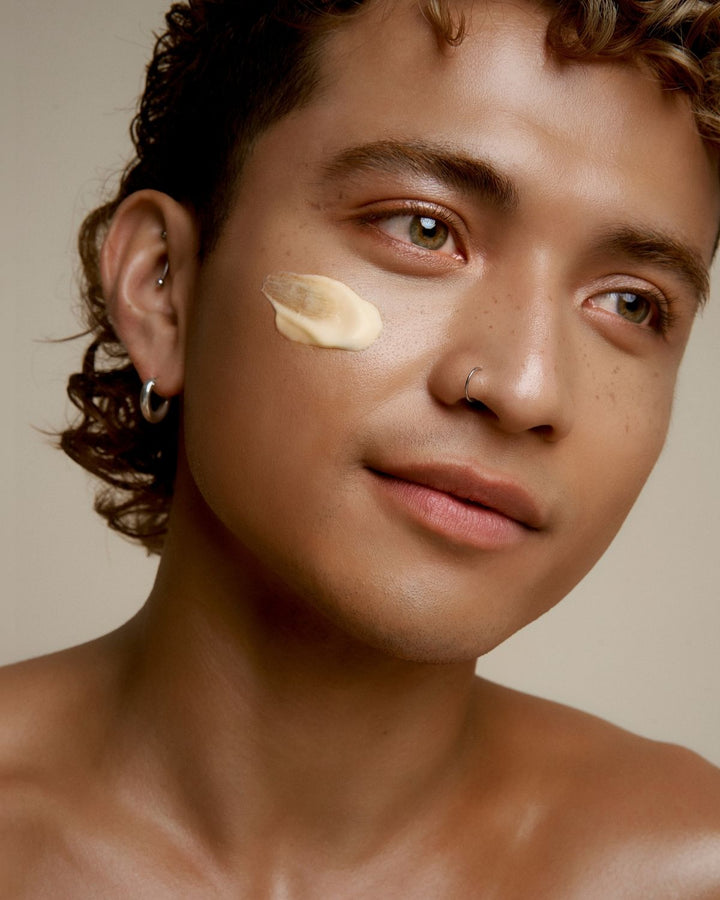 WILD GRACE SOLAR GLOW Regenerating and hydrating face cream. Hydrating ceramides and hyaluronic acid creams, with anti-aging holy basil extract. For all skin types.