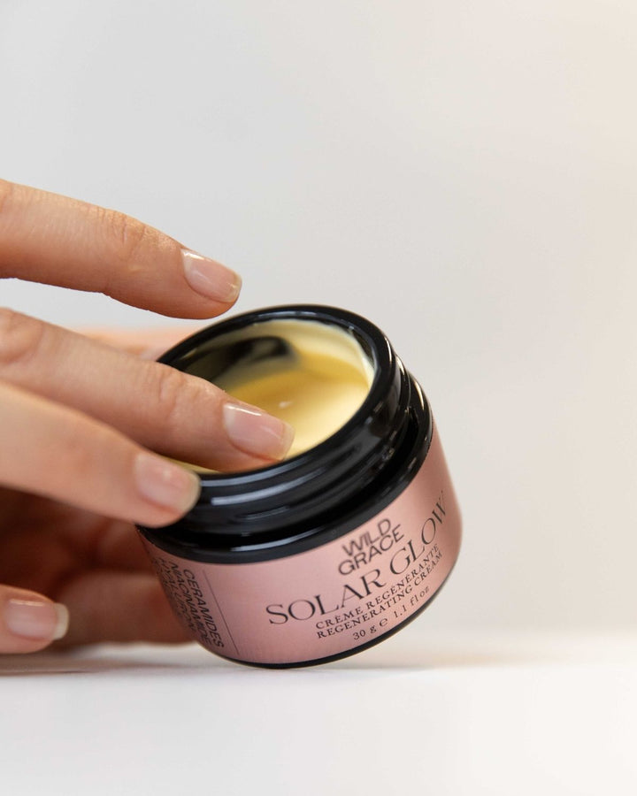 WILD GRACE SOLAR GLOW Regenerating and hydrating face cream. Hydrating ceramides and hyaluronic acid creams, with anti-aging holy basil extract. For all skin types.